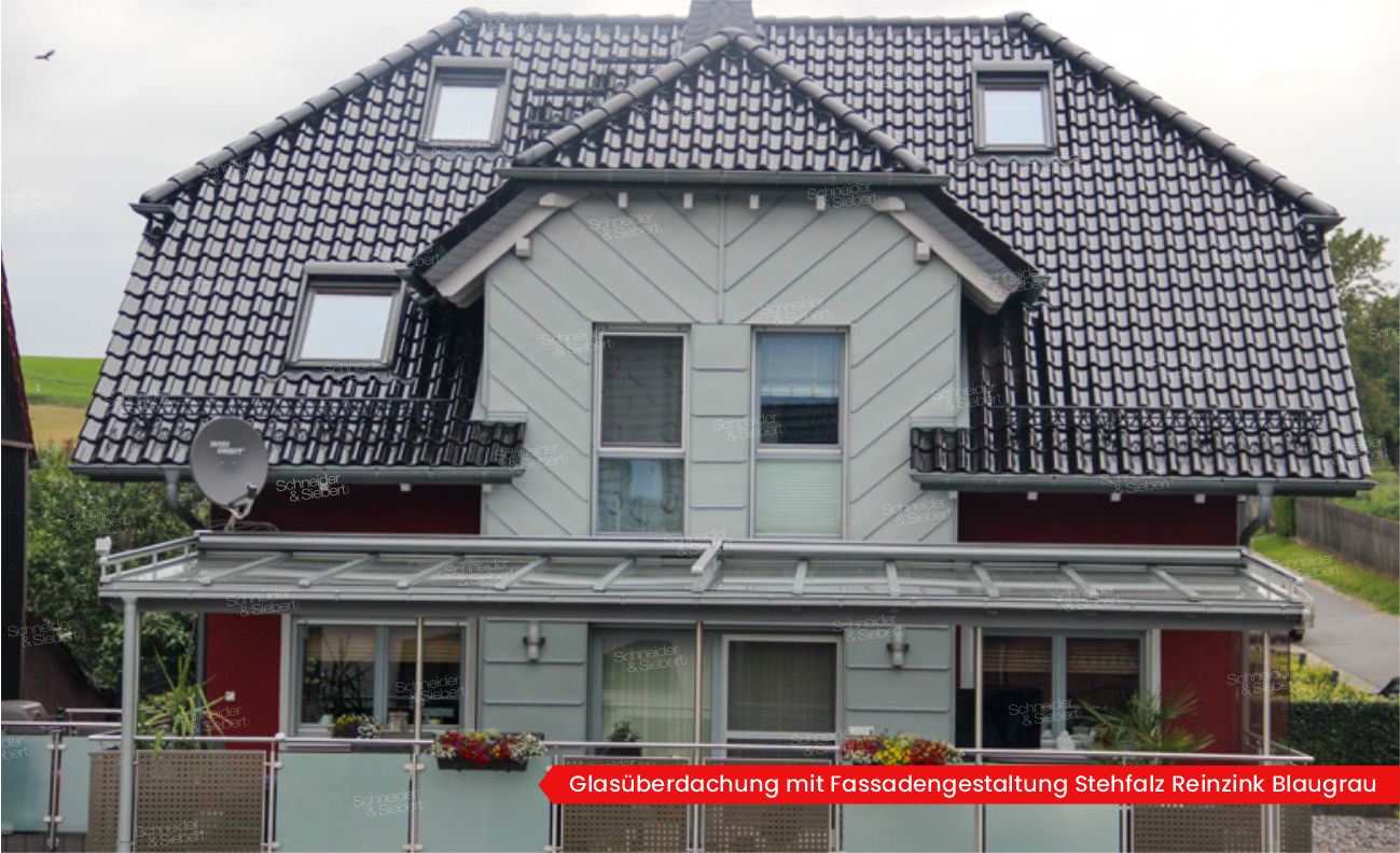 Glasüberdachung mit Fassadengestaltung